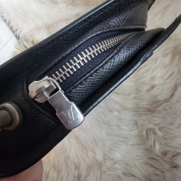 Louis Vuitton Taiga Baikal Wristlet - Picture 4 of 9